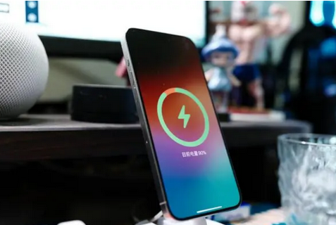 和林格尔苹果15换屏服务分享用什么充电器给iPhone15充电更好 